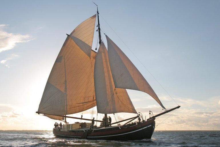 Zeilen op het oudste zeilende binnenvaartschip De Helena = VOL !